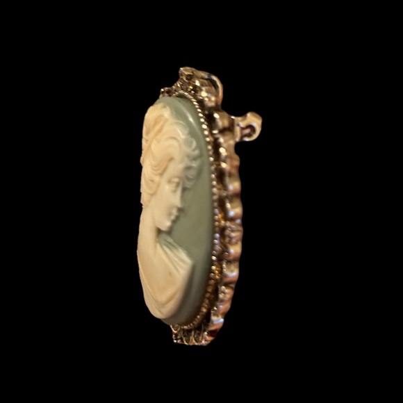Vintage Signed Gerry’s Jewelry Mint Green and Gold Tone Cameo Pendant Brooch - Picture 4 of 6